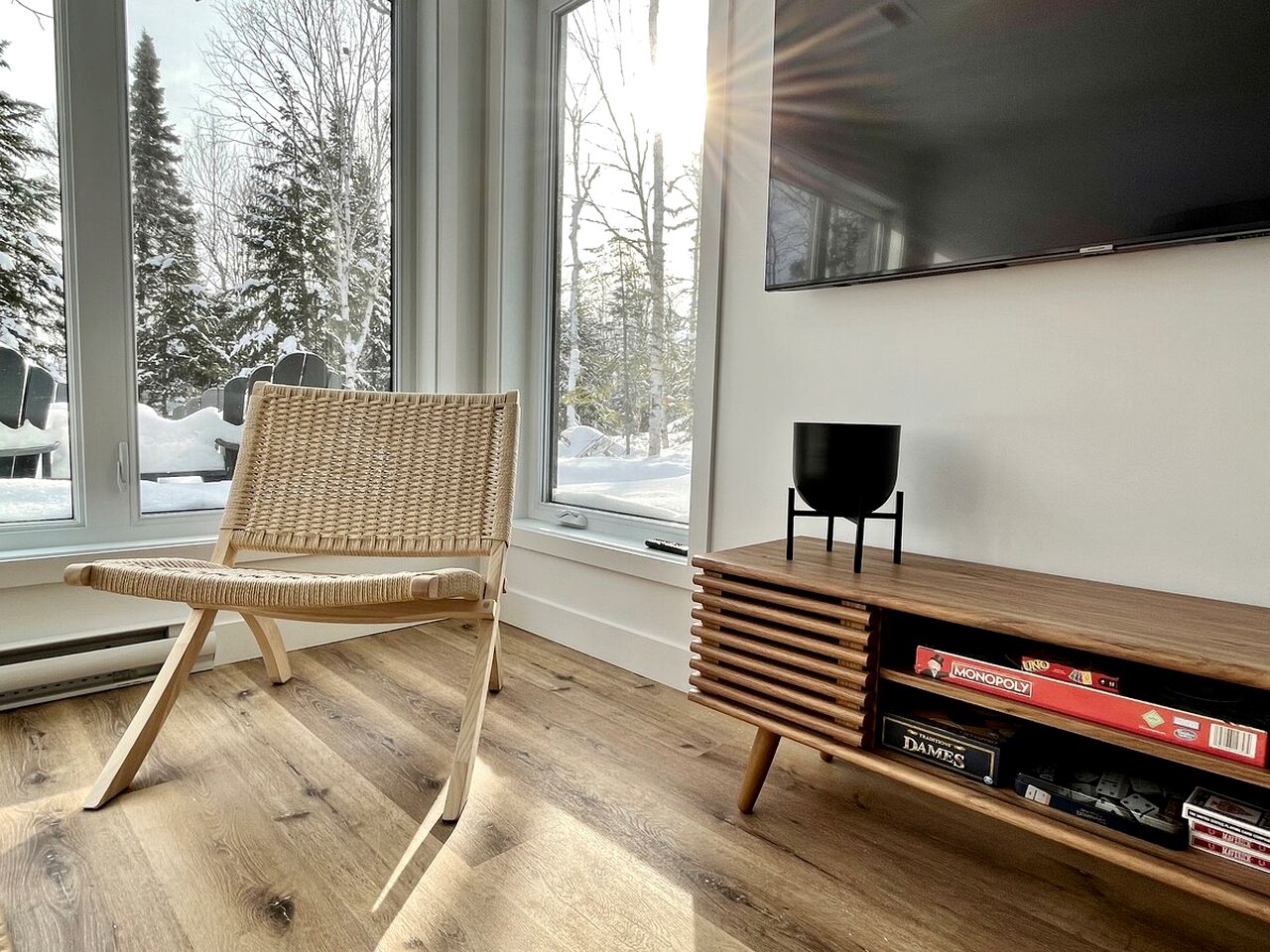 Incredible Modern Cottage with Fire Pit, Hot-tub and Foosball in Charlevoix, Michigan