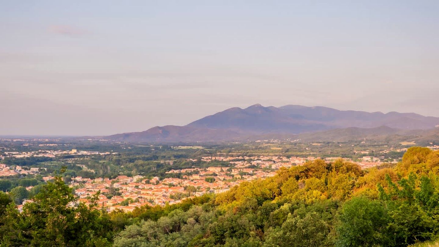 Charming Eco-Friendly Tiny Home with Mediterranean Horizon Views Near Céret | France