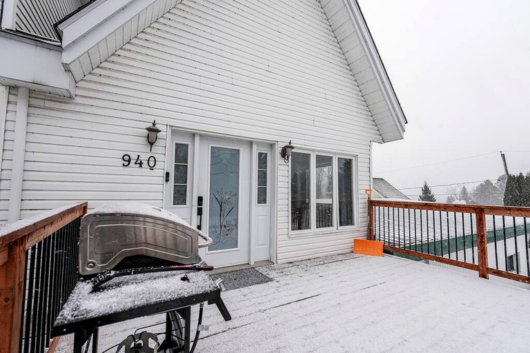 Le Petit Manoir Le Topaze, Cabins, Lac des Plages, Canada Glamping Hub