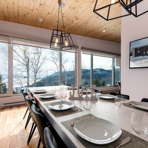 Charming Vacation Rental with Hot-tub and Stunning Views in Petite-Rivière-Saint-François, Quebec
