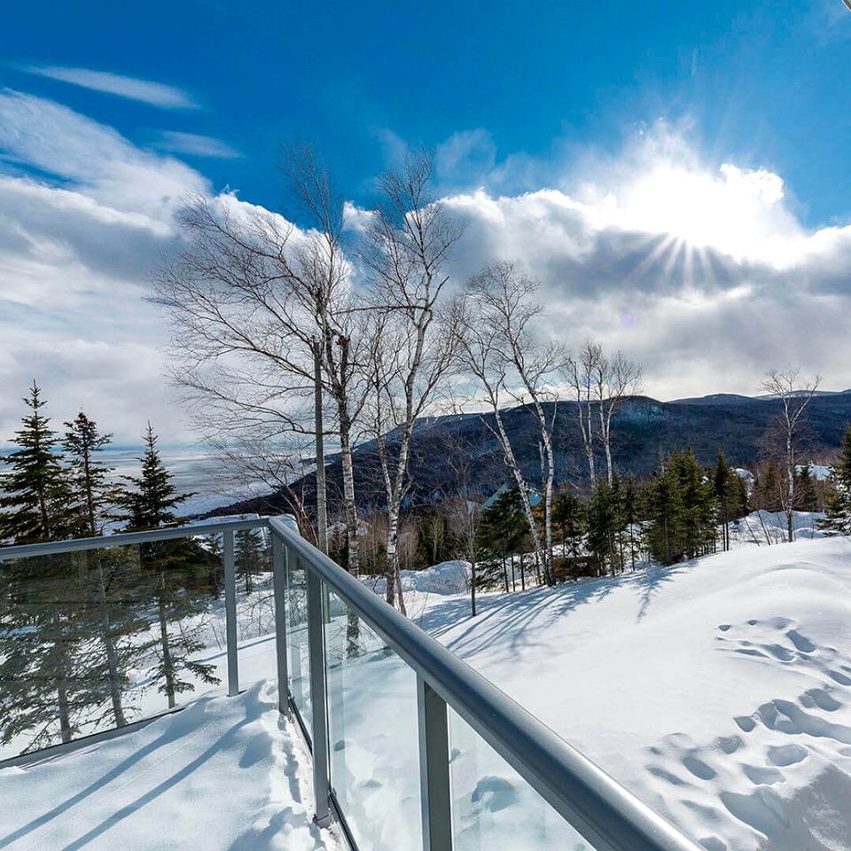 Charming Vacation Rental with Hot-tub and Stunning Views in Petite-Rivière-Saint-François, Quebec