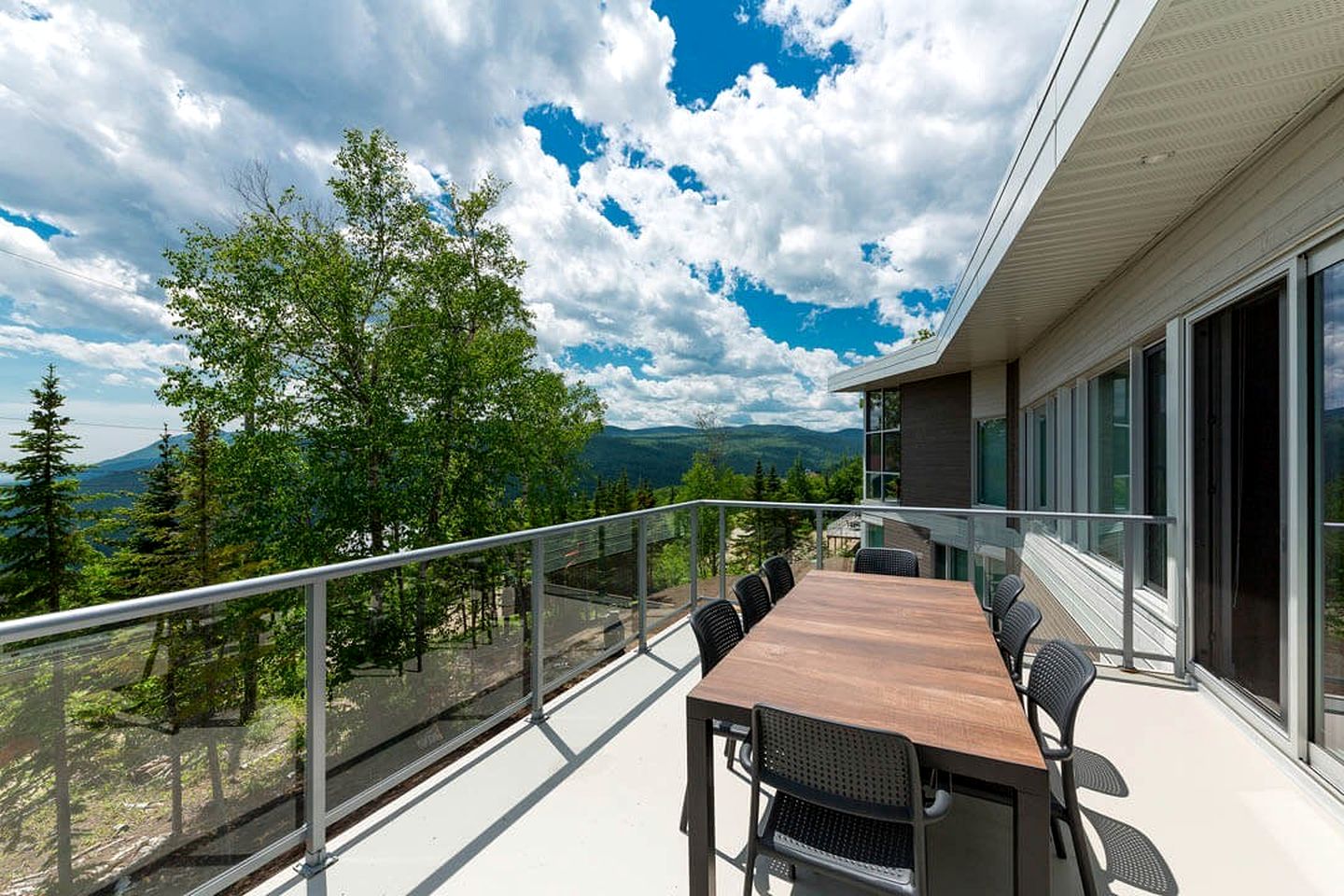 Charming Vacation Rental with Hot-tub and Stunning Views in Petite-Rivière-Saint-François, Quebec