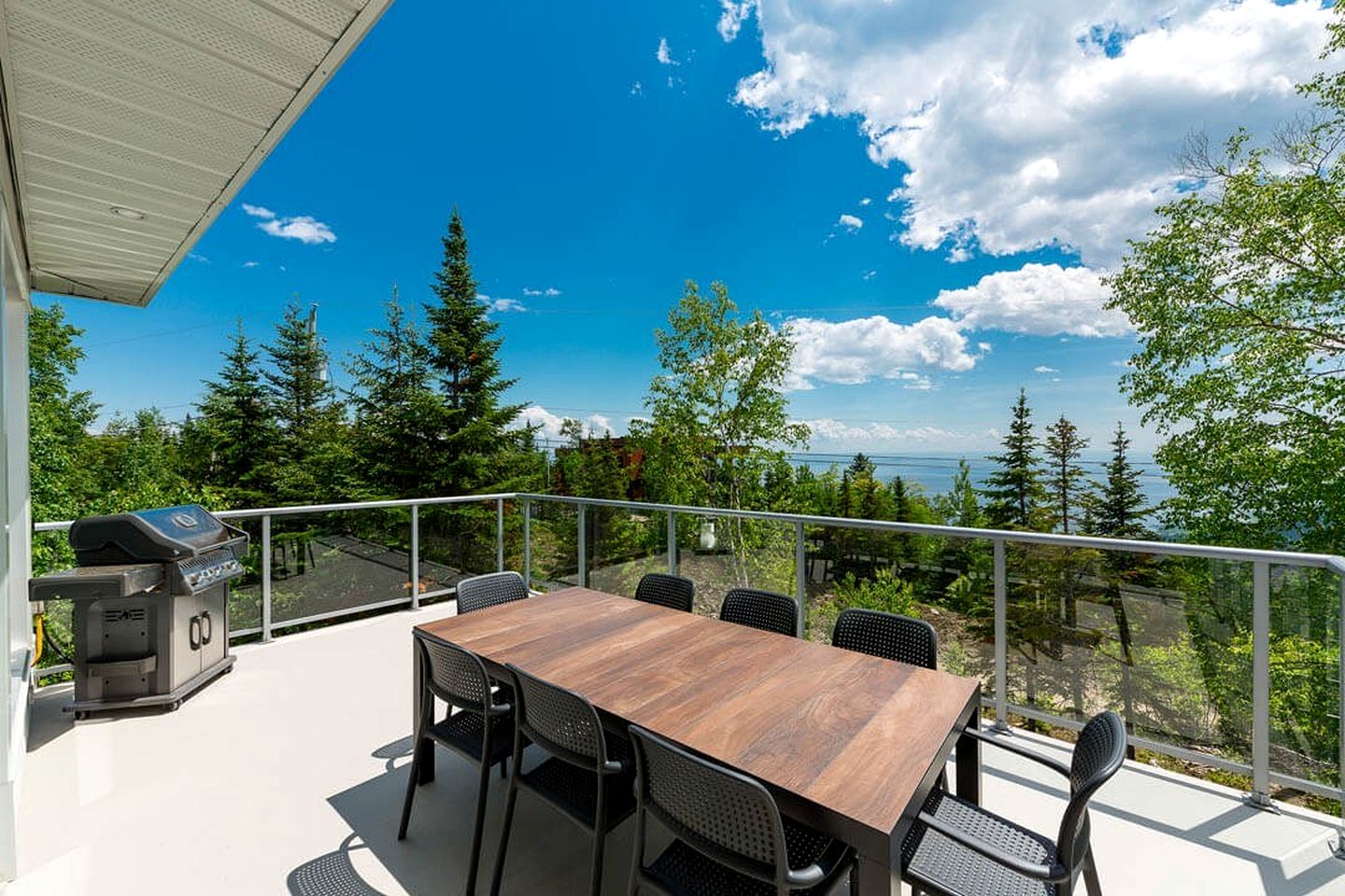 Charming Vacation Rental with Hot-tub and Stunning Views in Petite-Rivière-Saint-François, Quebec