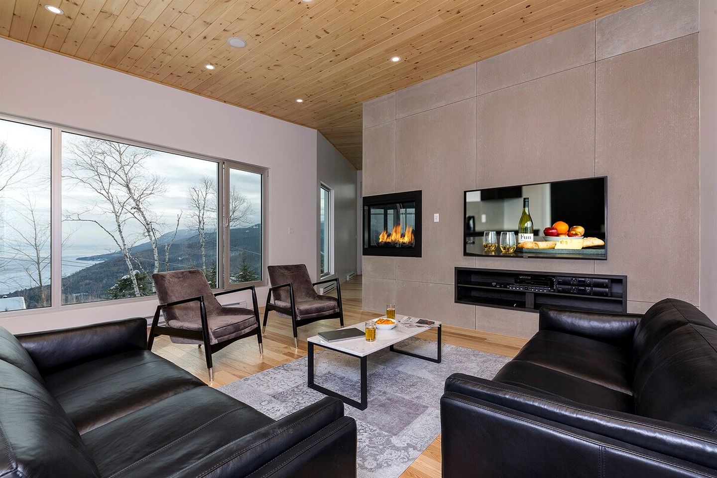Charming Vacation Rental with Hot-tub and Stunning Views in Petite-Rivière-Saint-François, Quebec