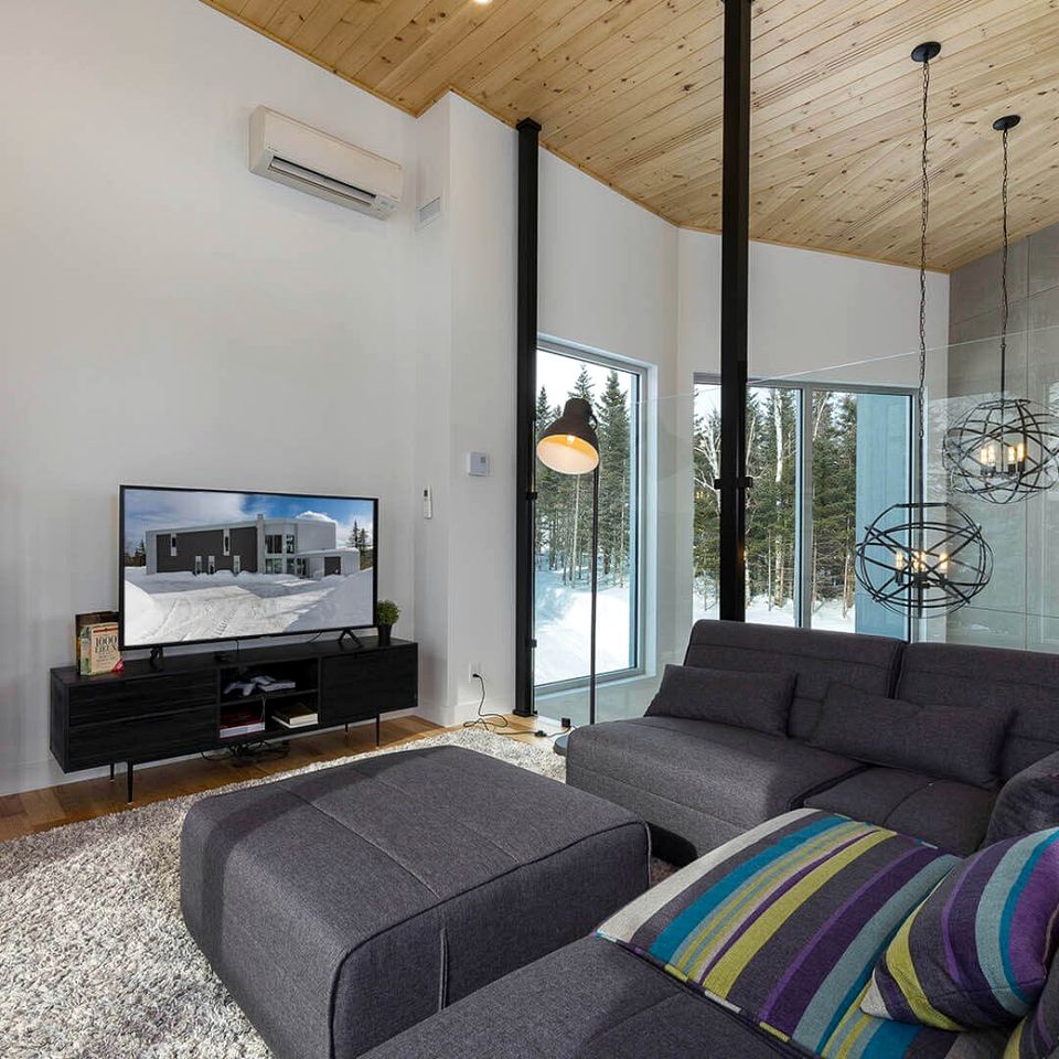 Charming Vacation Rental with Hot-tub and Stunning Views in Petite-Rivière-Saint-François, Quebec