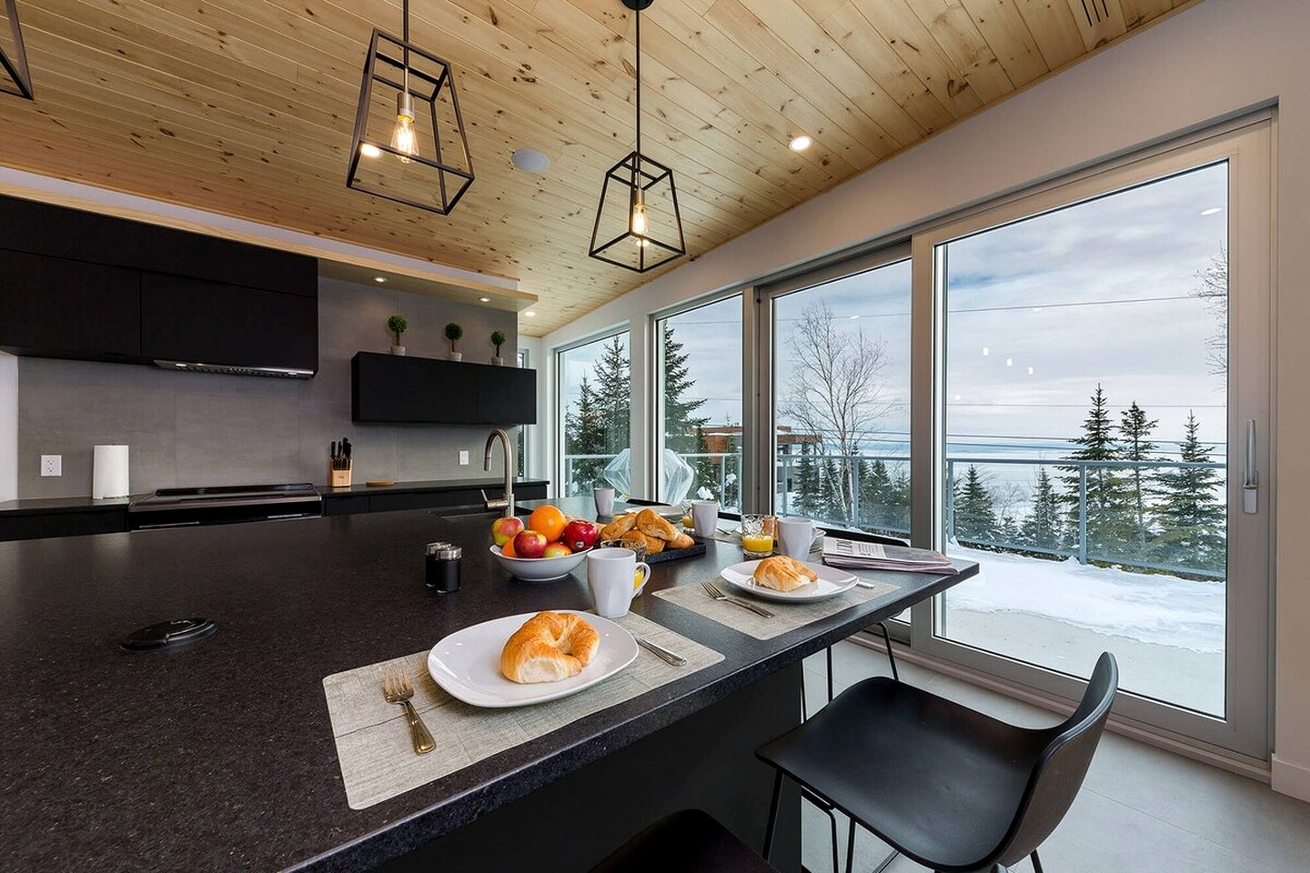 Charming Vacation Rental with Hot-tub and Stunning Views in Petite-Rivière-Saint-François, Quebec