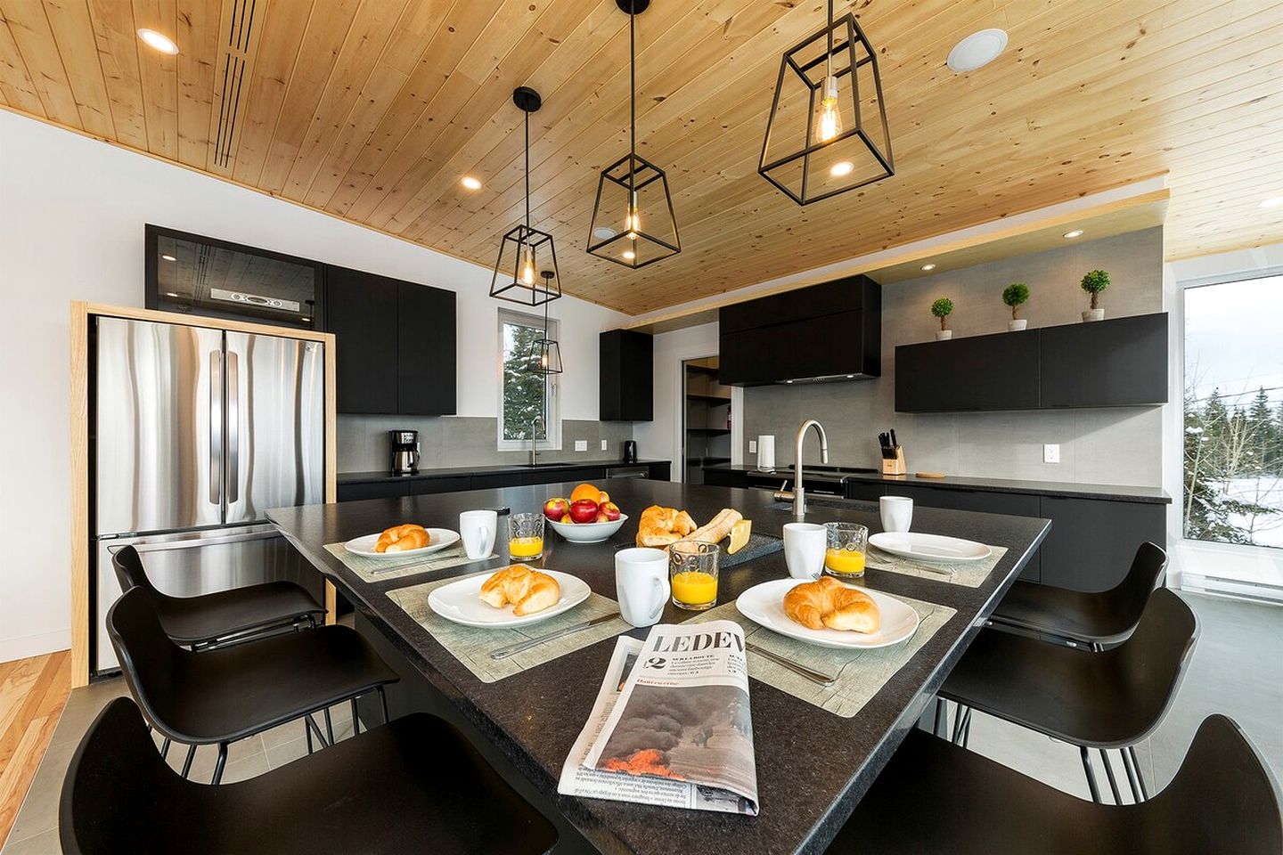 Charming Vacation Rental with Hot-tub and Stunning Views in Petite-Rivière-Saint-François, Quebec