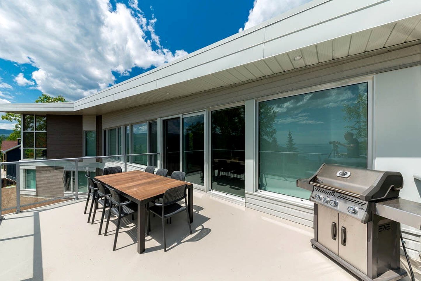 Charming Vacation Rental with Hot-tub and Stunning Views in Petite-Rivière-Saint-François, Quebec