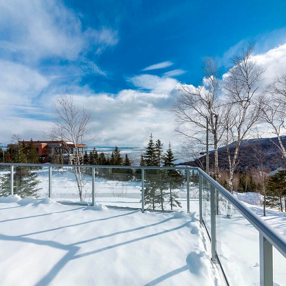 Charming Vacation Rental with Hot-tub and Stunning Views in Petite-Rivière-Saint-François, Quebec