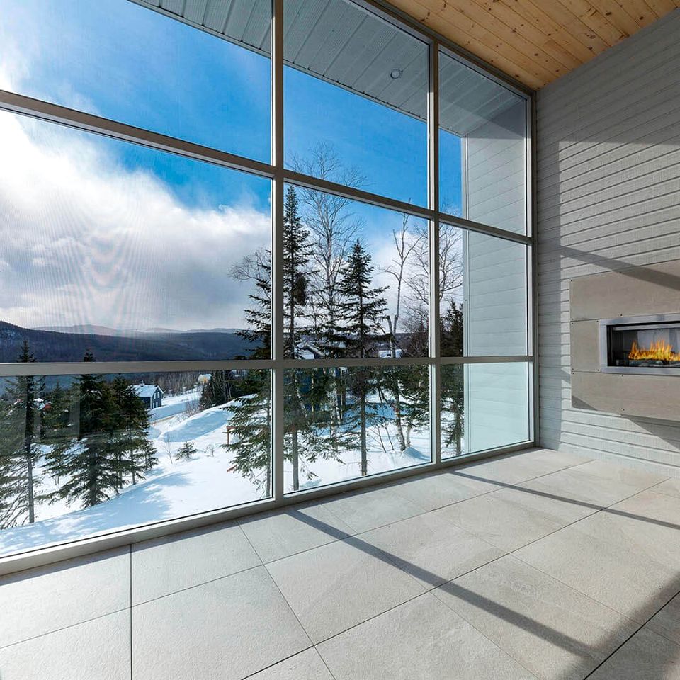 Charming Vacation Rental with Hot-tub and Stunning Views in Petite-Rivière-Saint-François, Quebec