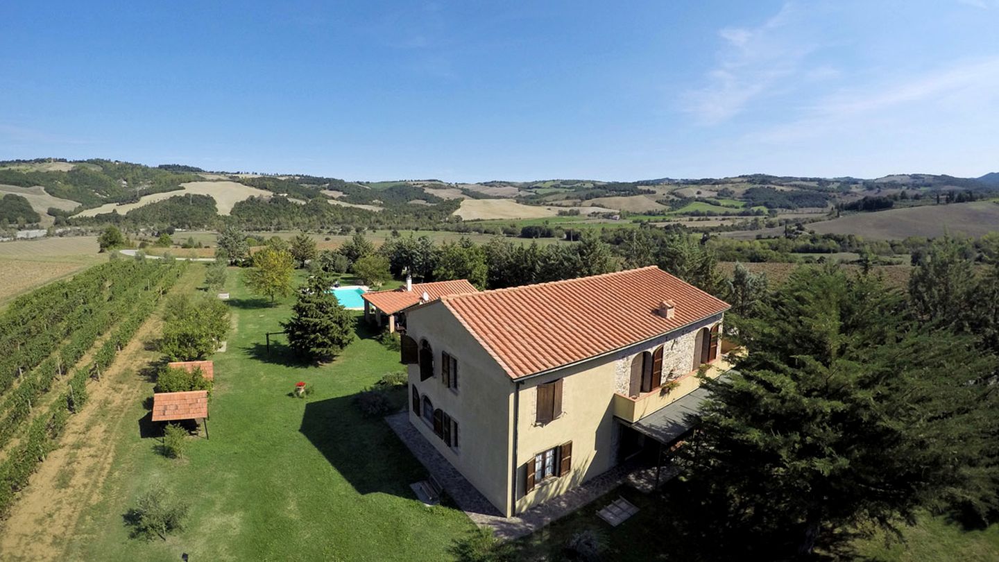 Spectacular Tuscan Luxury Villa on a Vineyard with a Pool near Cecina, Italy