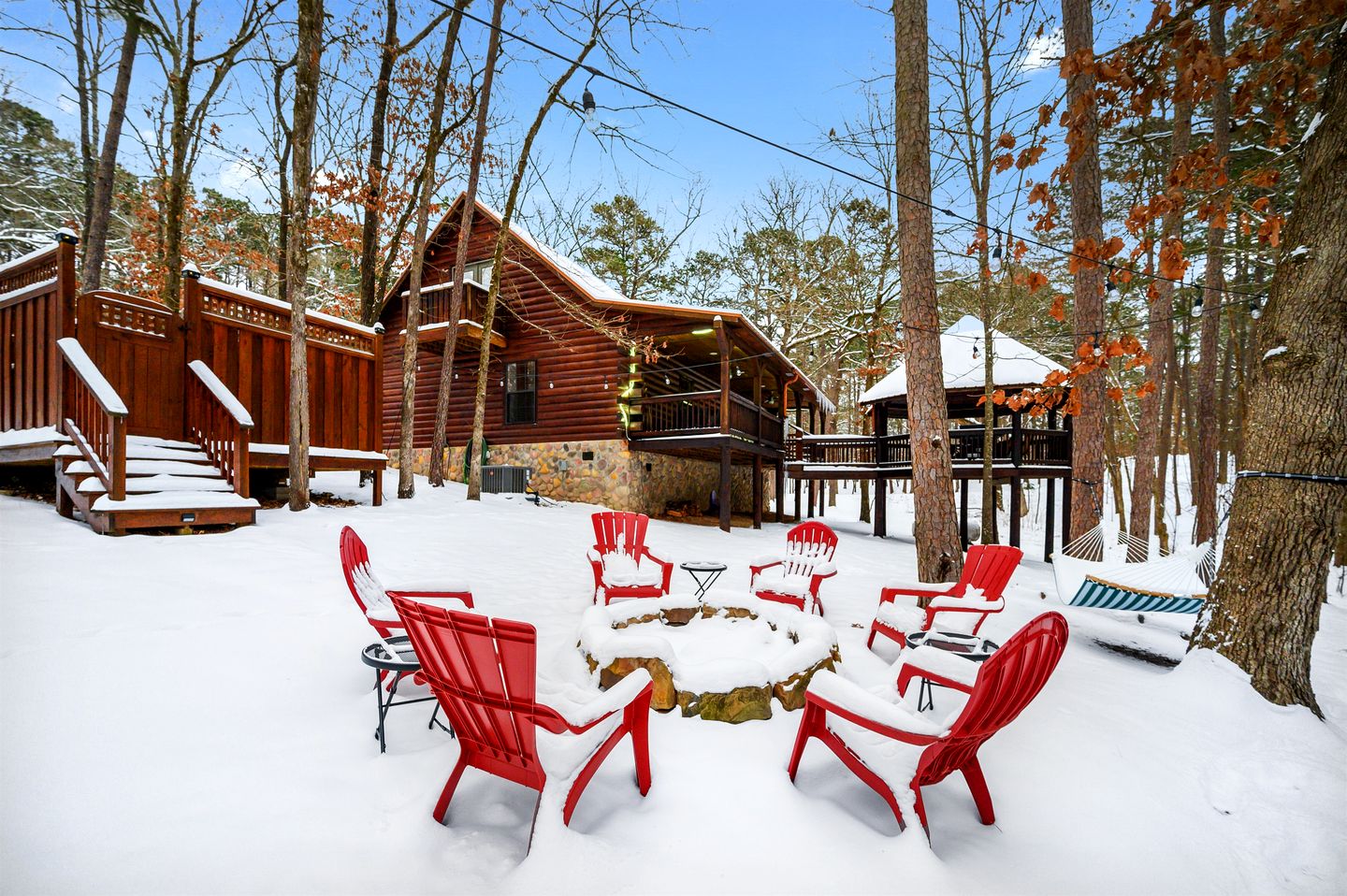 Gorgeous Spacious Log Cabin with Hot Tub Surrounded by Trees and Close to Broken Bow Lake in Hochatown, Oklahoma
