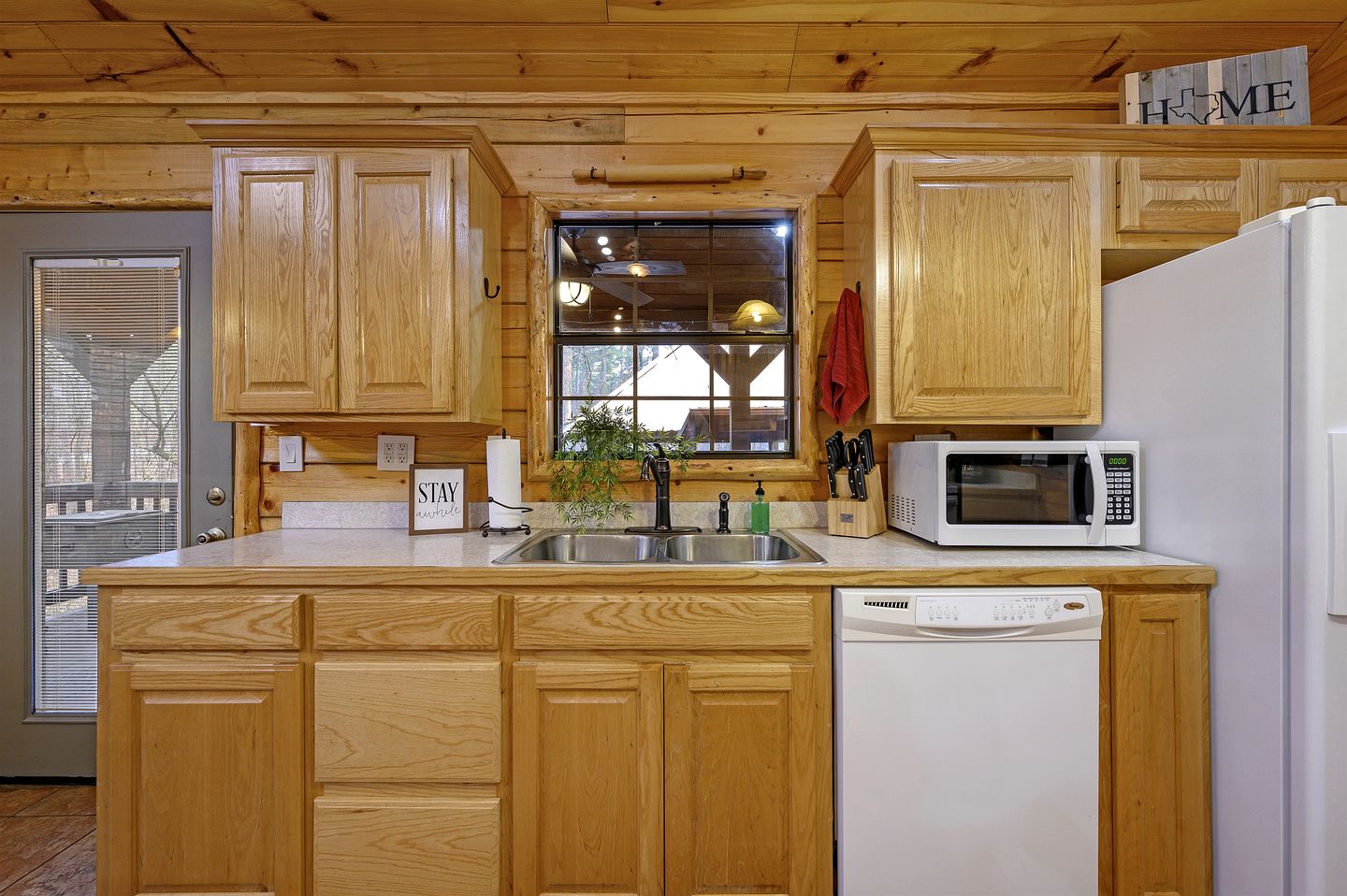 Gorgeous Spacious Log Cabin with Hot Tub Surrounded by Trees and Close to Broken Bow Lake in Hochatown, Oklahoma