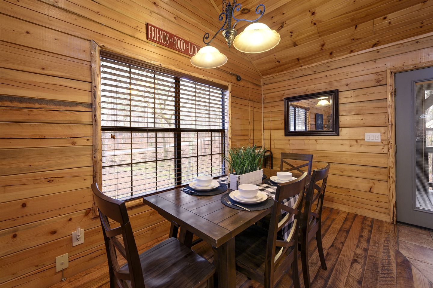 Gorgeous Spacious Log Cabin with Hot Tub Surrounded by Trees and Close to Broken Bow Lake in Hochatown, Oklahoma