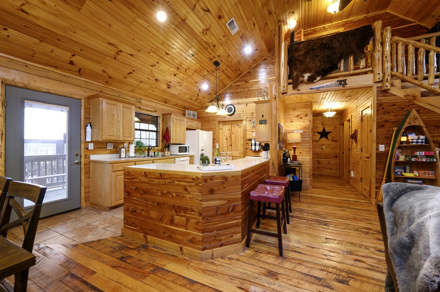 Gorgeous Spacious Log Cabin with Hot Tub Surrounded by Trees and Close to Broken Bow Lake in Hochatown, Oklahoma