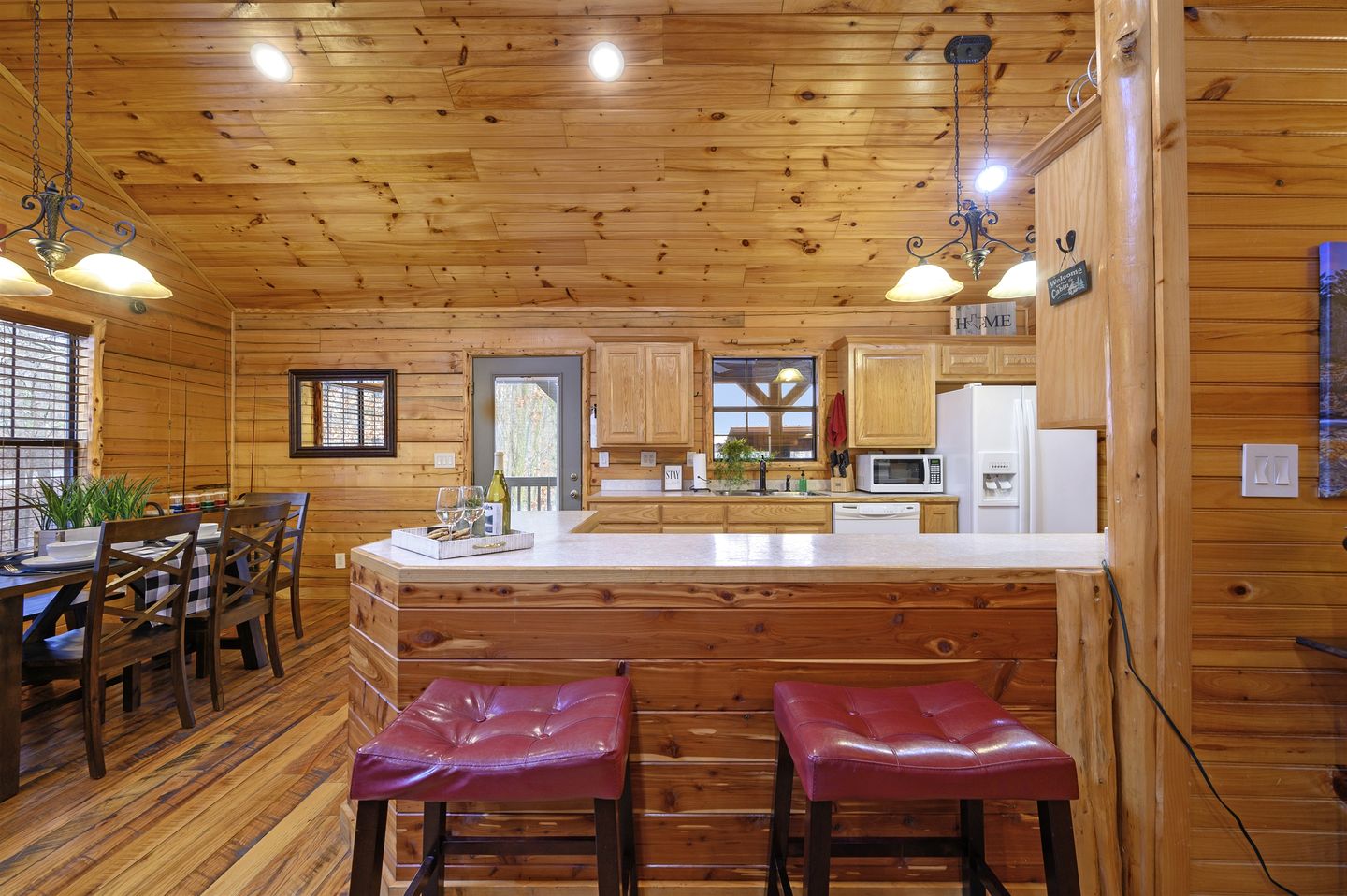 Gorgeous Spacious Log Cabin with Hot Tub Surrounded by Trees and Close to Broken Bow Lake in Hochatown, Oklahoma