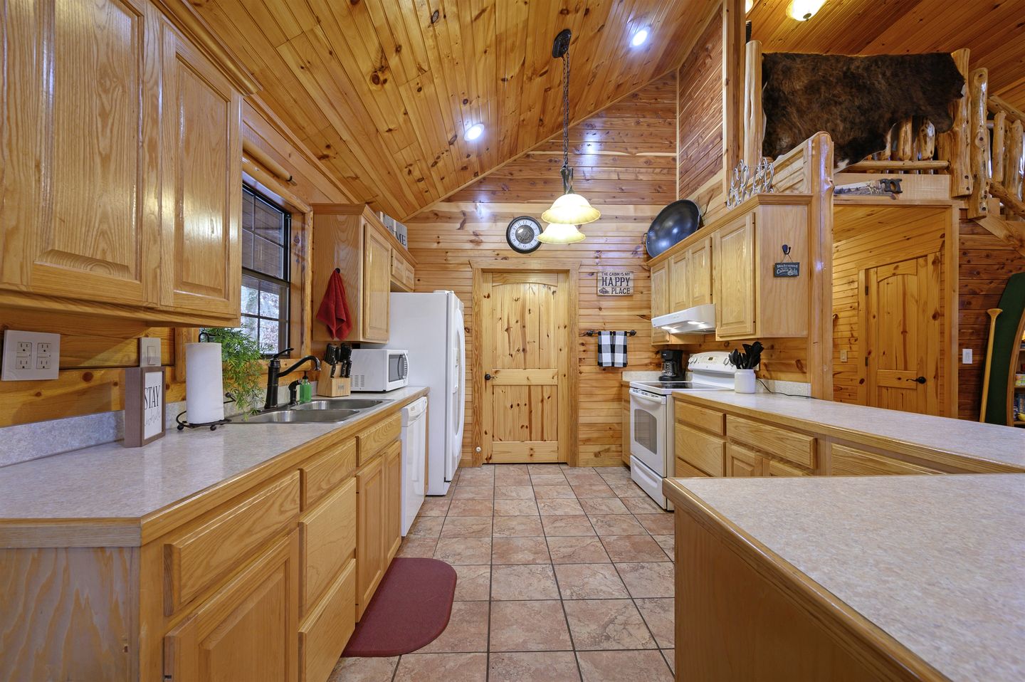 Gorgeous Spacious Log Cabin with Hot Tub Surrounded by Trees and Close to Broken Bow Lake in Hochatown, Oklahoma