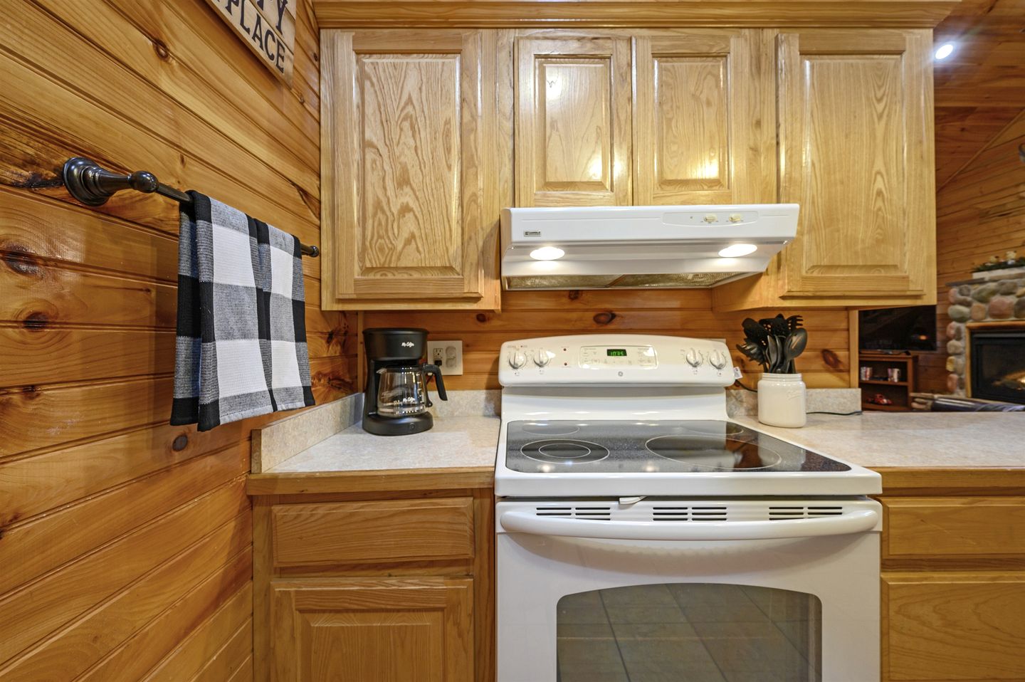 Gorgeous Spacious Log Cabin with Hot Tub Surrounded by Trees and Close to Broken Bow Lake in Hochatown, Oklahoma