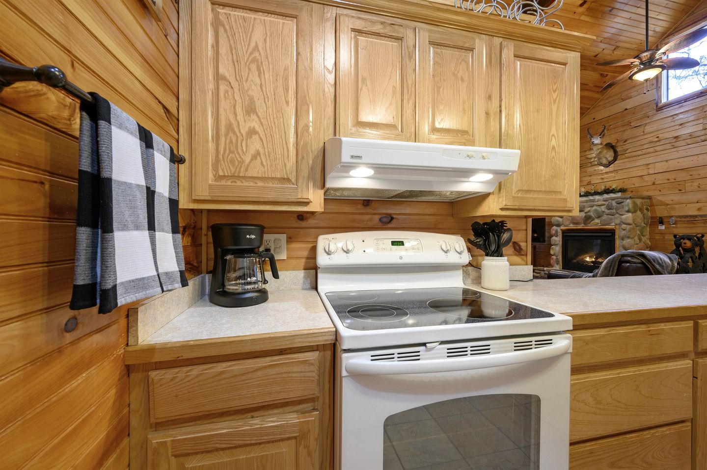 Gorgeous Spacious Log Cabin with Hot Tub Surrounded by Trees and Close to Broken Bow Lake in Hochatown, Oklahoma