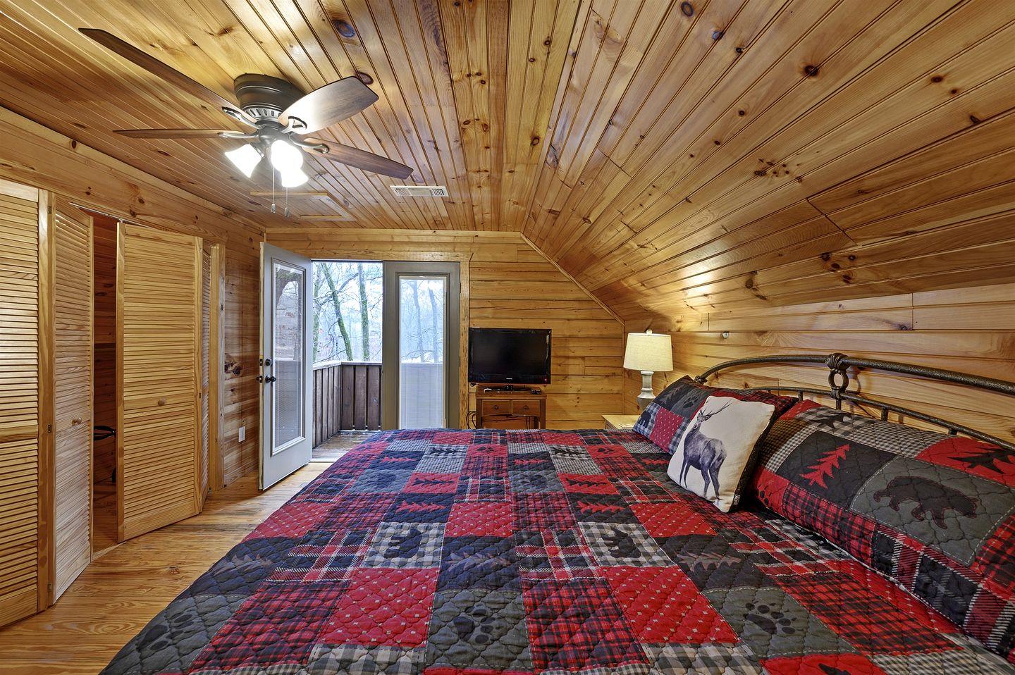 Gorgeous Spacious Log Cabin with Hot Tub Surrounded by Trees and Close to Broken Bow Lake in Hochatown, Oklahoma