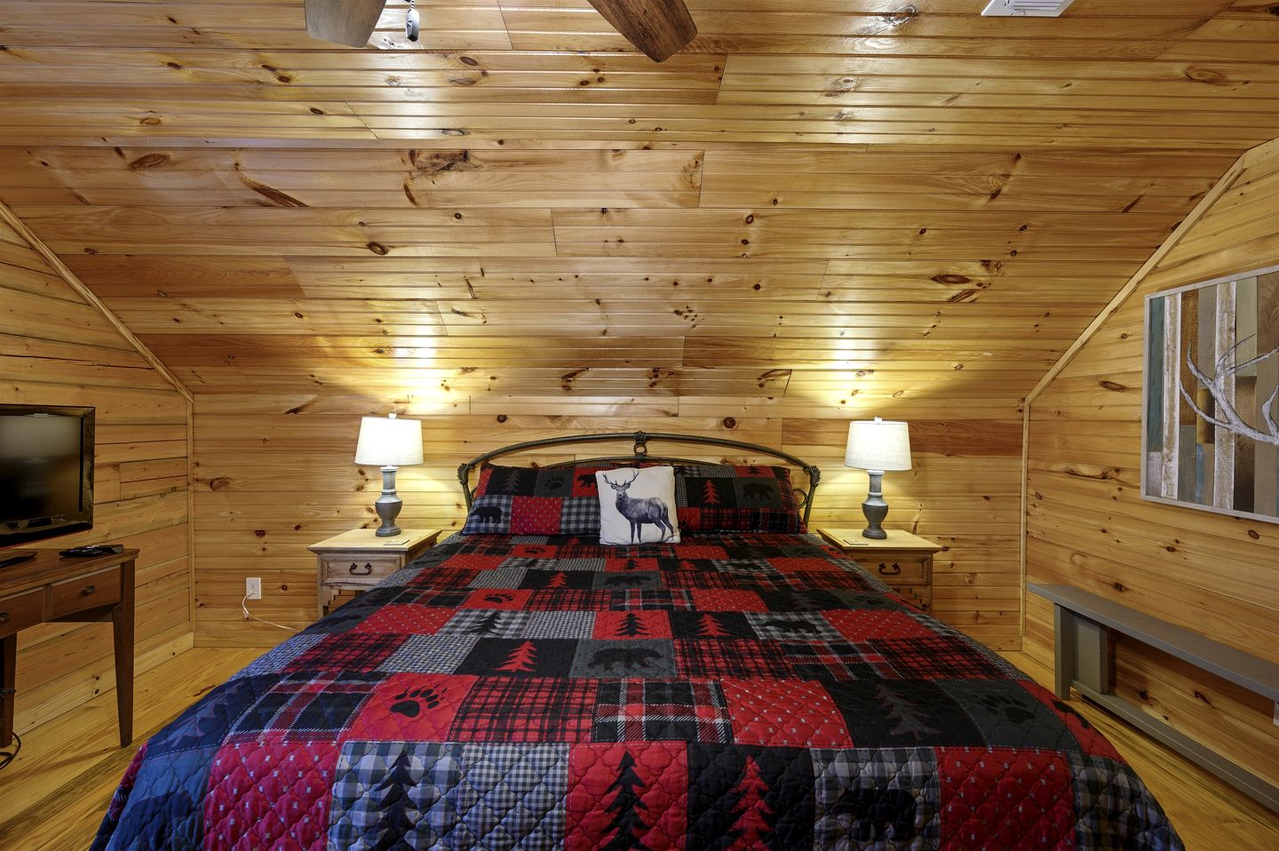 Gorgeous Spacious Log Cabin with Hot Tub Surrounded by Trees and Close to Broken Bow Lake in Hochatown, Oklahoma