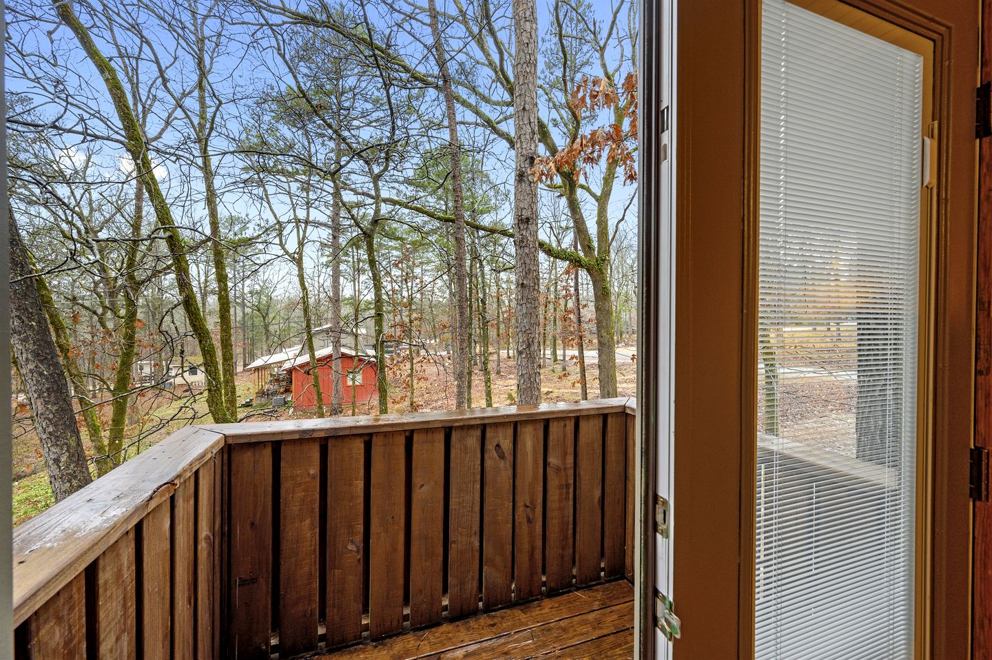 Gorgeous Spacious Log Cabin with Hot Tub Surrounded by Trees and Close to Broken Bow Lake in Hochatown, Oklahoma