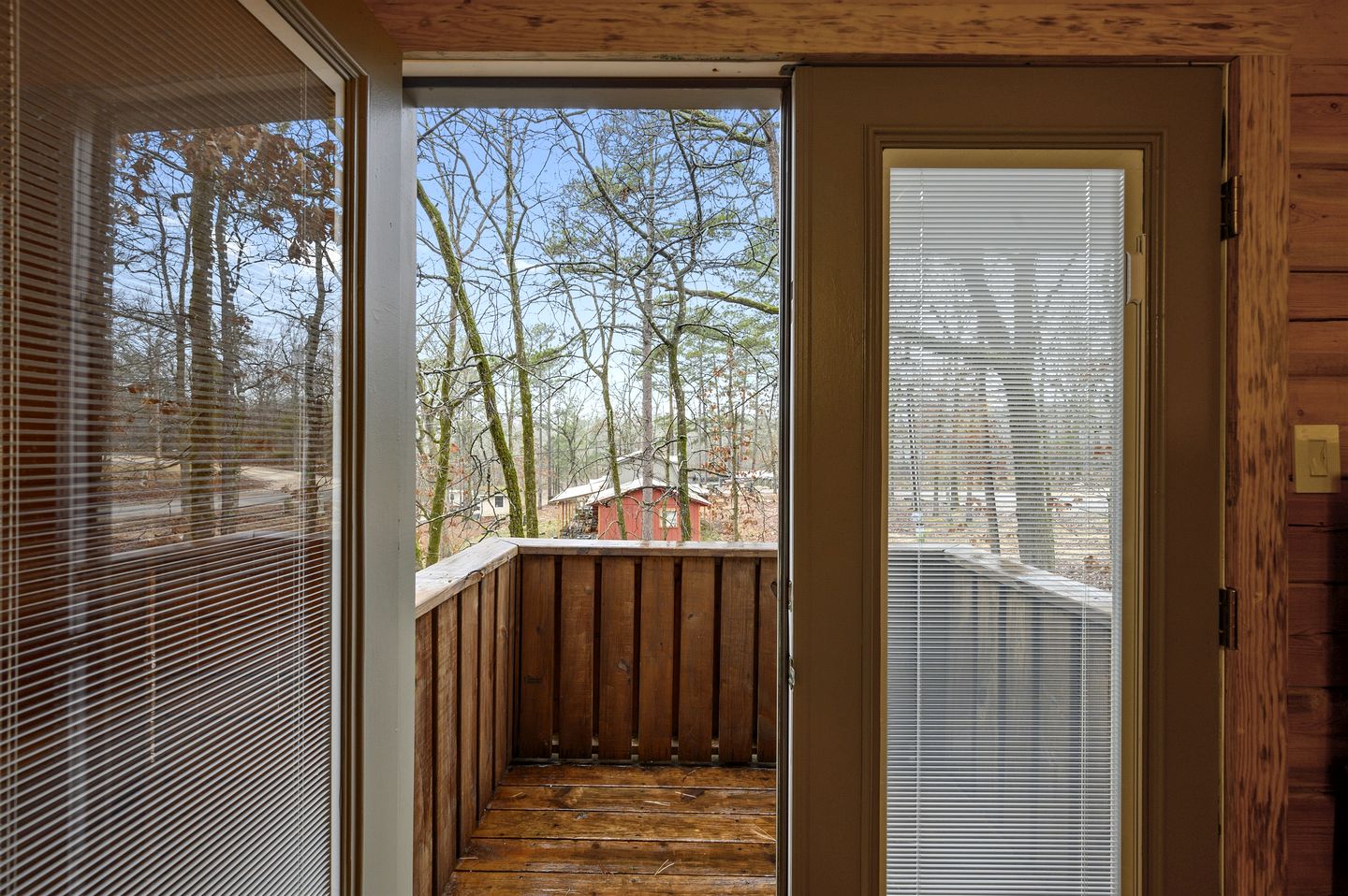 Gorgeous Spacious Log Cabin with Hot Tub Surrounded by Trees and Close to Broken Bow Lake in Hochatown, Oklahoma