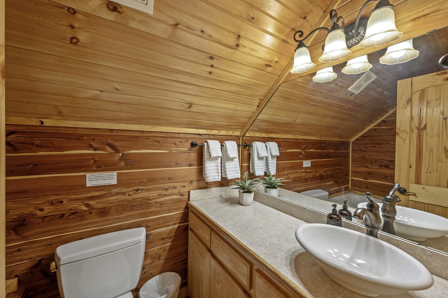 Gorgeous Spacious Log Cabin with Hot Tub Surrounded by Trees and Close to Broken Bow Lake in Hochatown, Oklahoma
