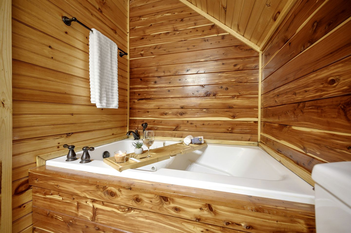 Gorgeous Spacious Log Cabin with Hot Tub Surrounded by Trees and Close to Broken Bow Lake in Hochatown, Oklahoma