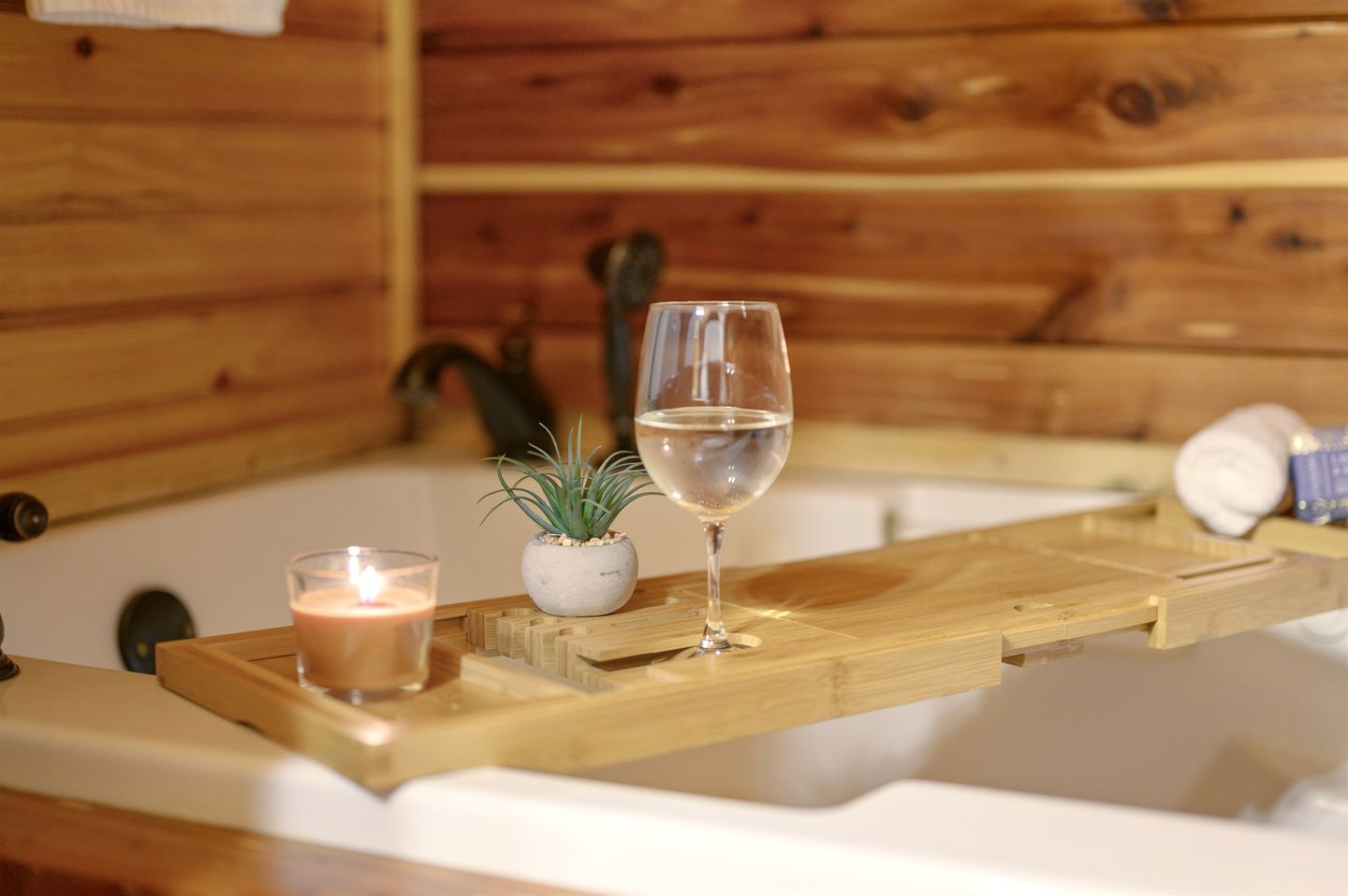 Gorgeous Spacious Log Cabin with Hot Tub Surrounded by Trees and Close to Broken Bow Lake in Hochatown, Oklahoma