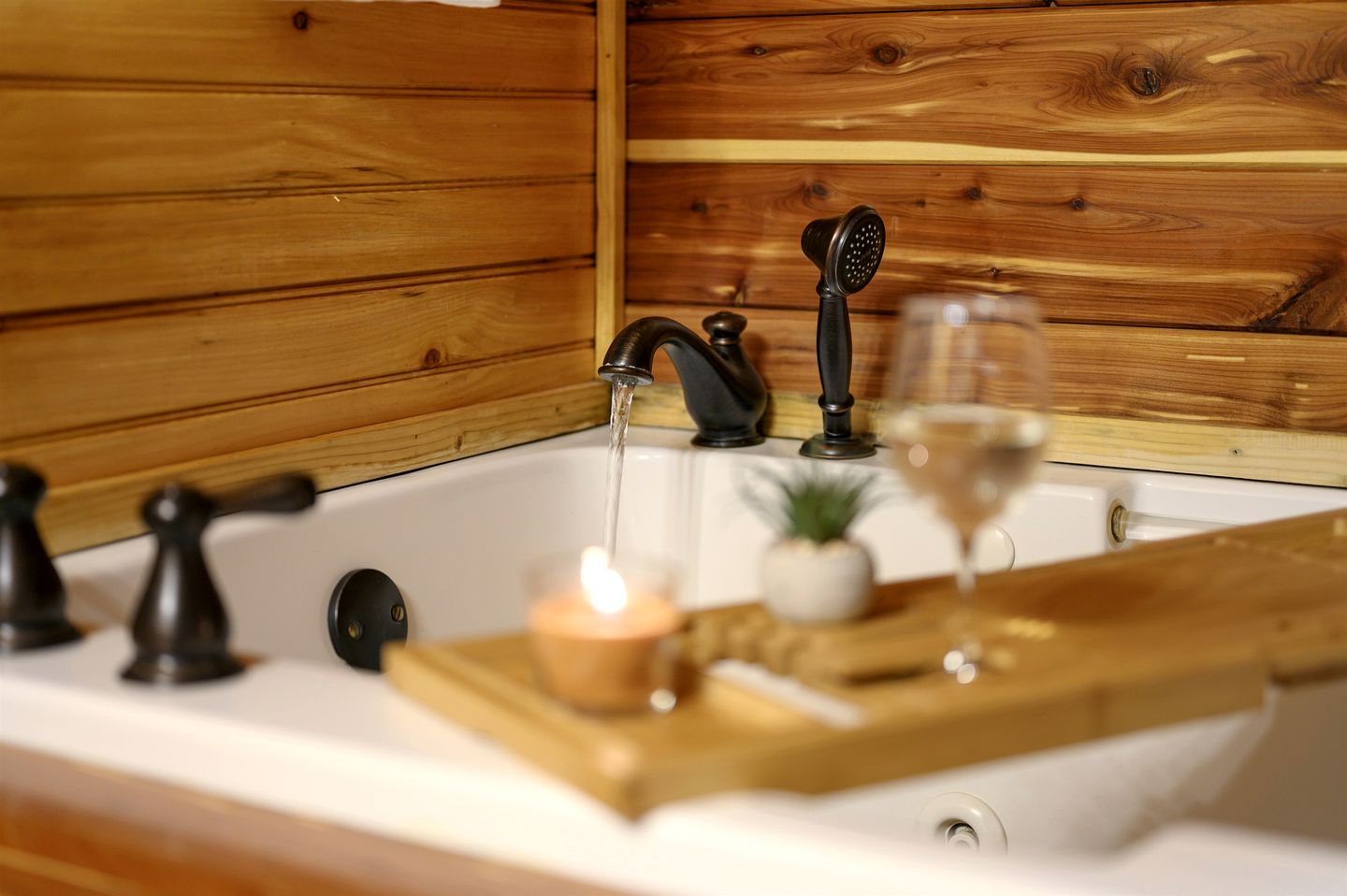 Gorgeous Spacious Log Cabin with Hot Tub Surrounded by Trees and Close to Broken Bow Lake in Hochatown, Oklahoma