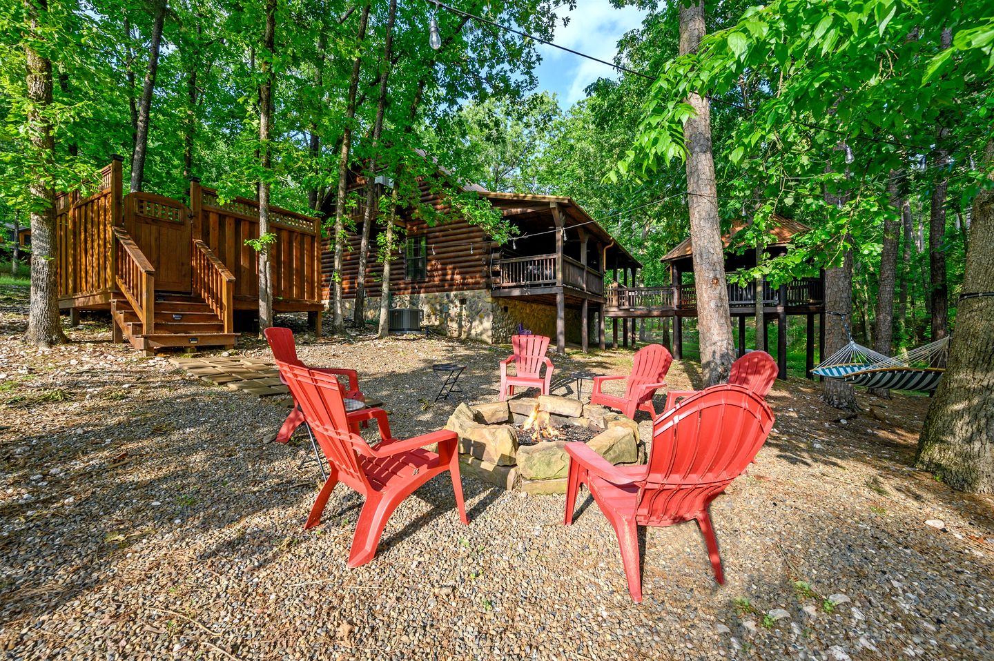 Gorgeous Spacious Log Cabin with Hot Tub Surrounded by Trees and Close to Broken Bow Lake in Hochatown, Oklahoma