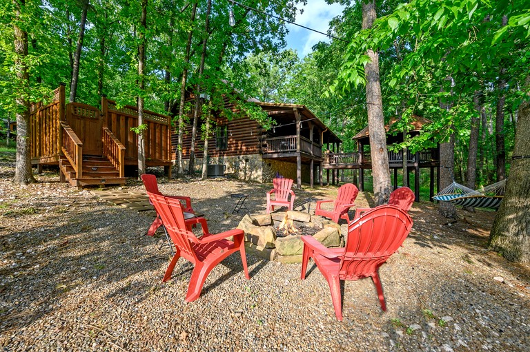 Gorgeous Spacious Log Cabin with Hot Tub Surrounded by Trees and Close to Broken Bow Lake in Hochatown, Oklahoma