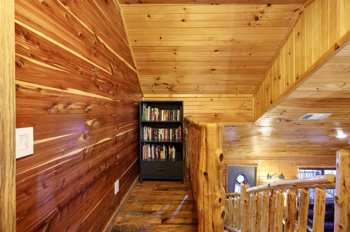 Gorgeous Spacious Log Cabin with Hot Tub Surrounded by Trees and Close to Broken Bow Lake in Hochatown, Oklahoma