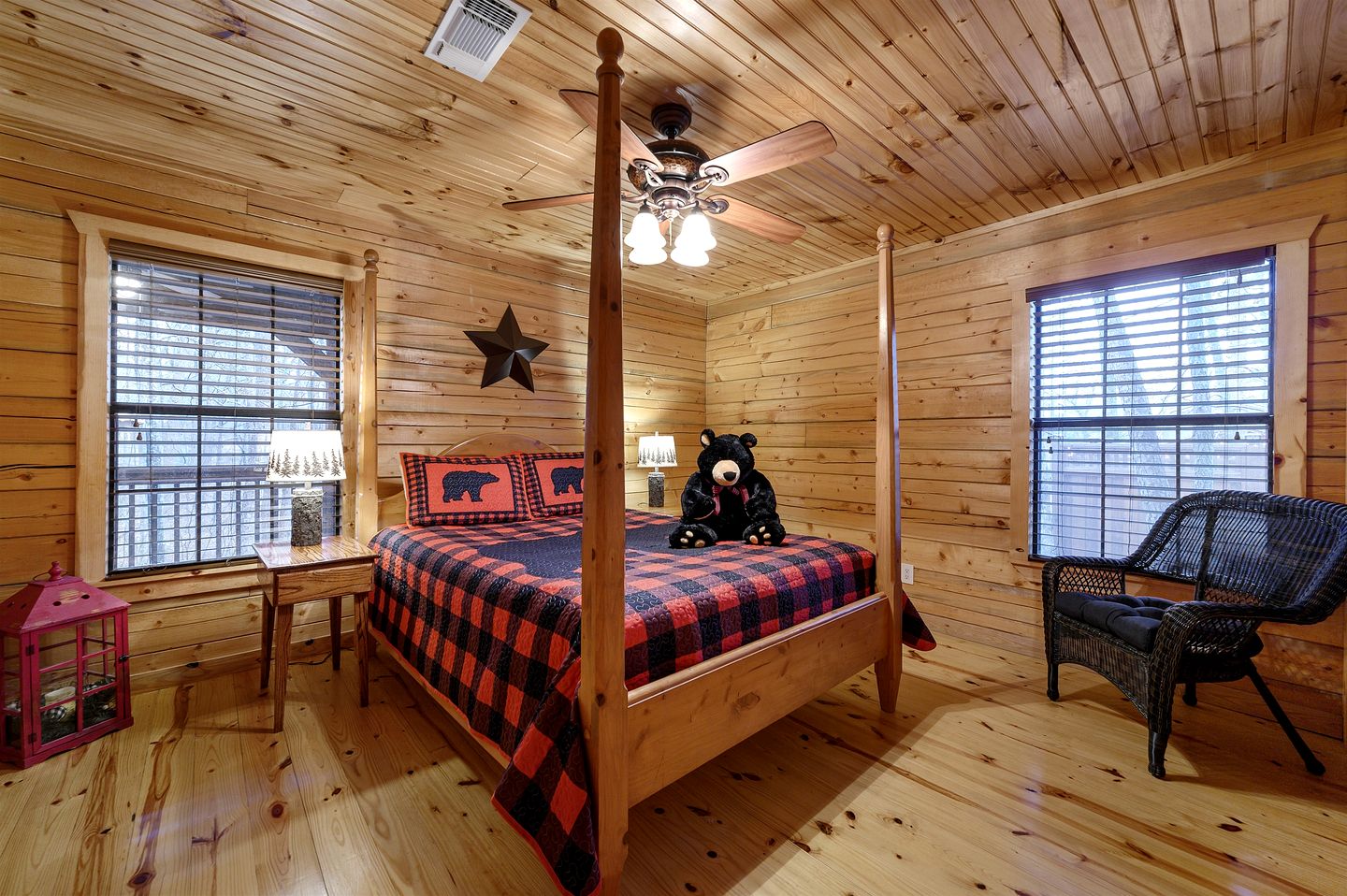 Gorgeous Spacious Log Cabin with Hot Tub Surrounded by Trees and Close to Broken Bow Lake in Hochatown, Oklahoma