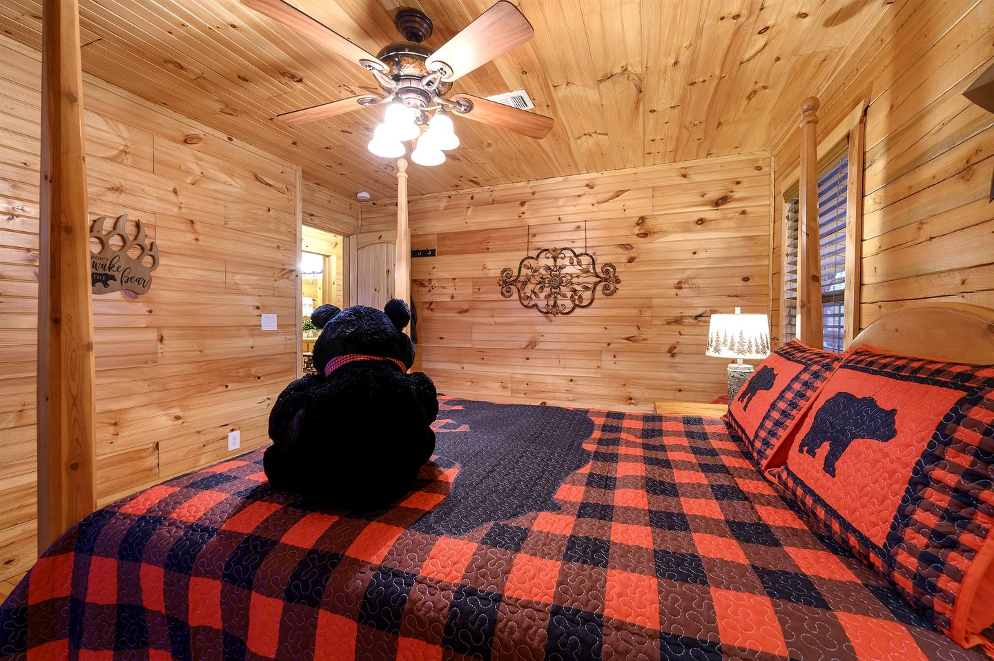 Gorgeous Spacious Log Cabin with Hot Tub Surrounded by Trees and Close to Broken Bow Lake in Hochatown, Oklahoma