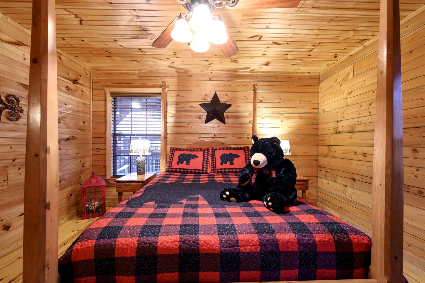 Gorgeous Spacious Log Cabin with Hot Tub Surrounded by Trees and Close to Broken Bow Lake in Hochatown, Oklahoma