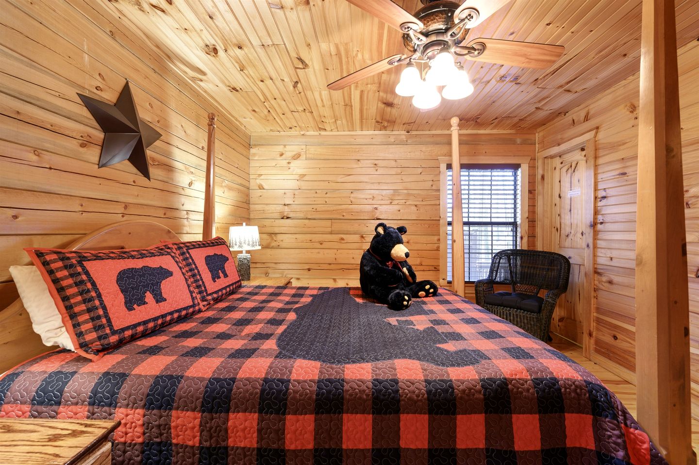 Gorgeous Spacious Log Cabin with Hot Tub Surrounded by Trees and Close to Broken Bow Lake in Hochatown, Oklahoma