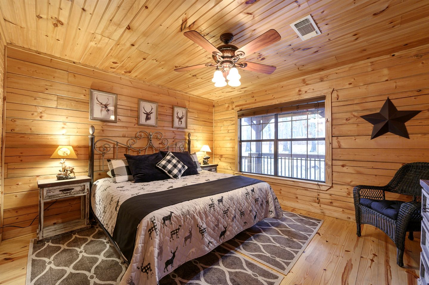 Gorgeous Spacious Log Cabin with Hot Tub Surrounded by Trees and Close to Broken Bow Lake in Hochatown, Oklahoma
