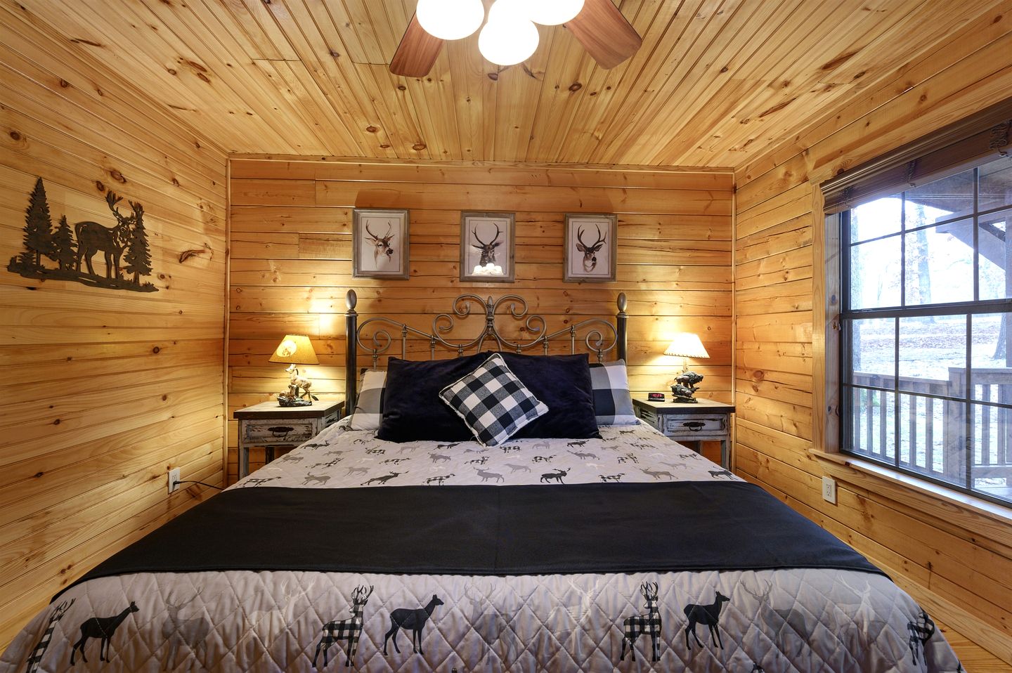 Gorgeous Spacious Log Cabin with Hot Tub Surrounded by Trees and Close to Broken Bow Lake in Hochatown, Oklahoma