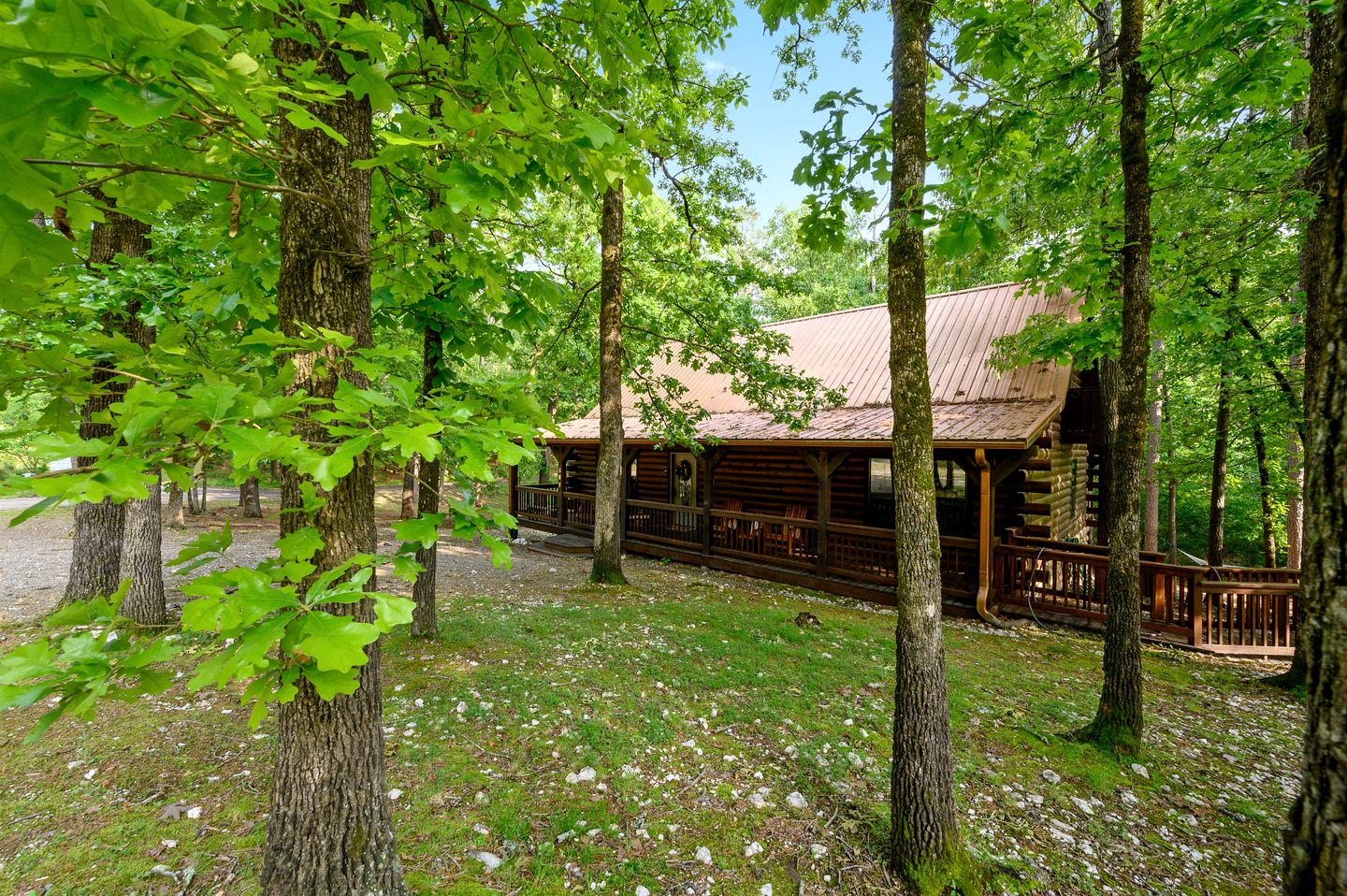 Gorgeous Spacious Log Cabin with Hot Tub Surrounded by Trees and Close to Broken Bow Lake in Hochatown, Oklahoma