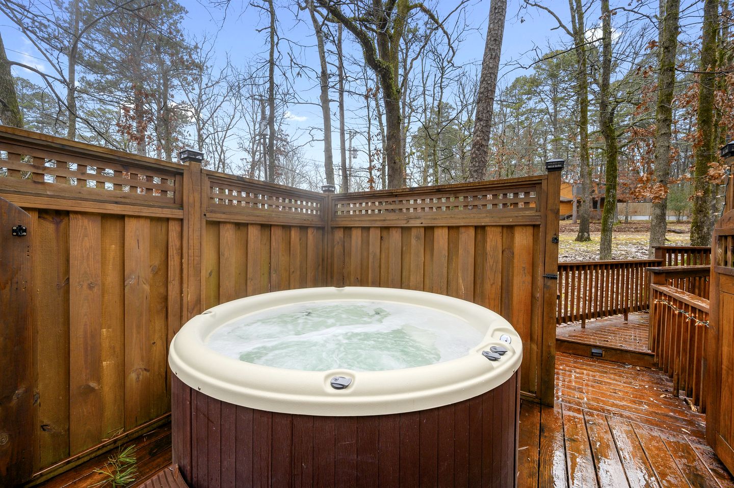 Gorgeous Spacious Log Cabin with Hot Tub Surrounded by Trees and Close to Broken Bow Lake in Hochatown, Oklahoma
