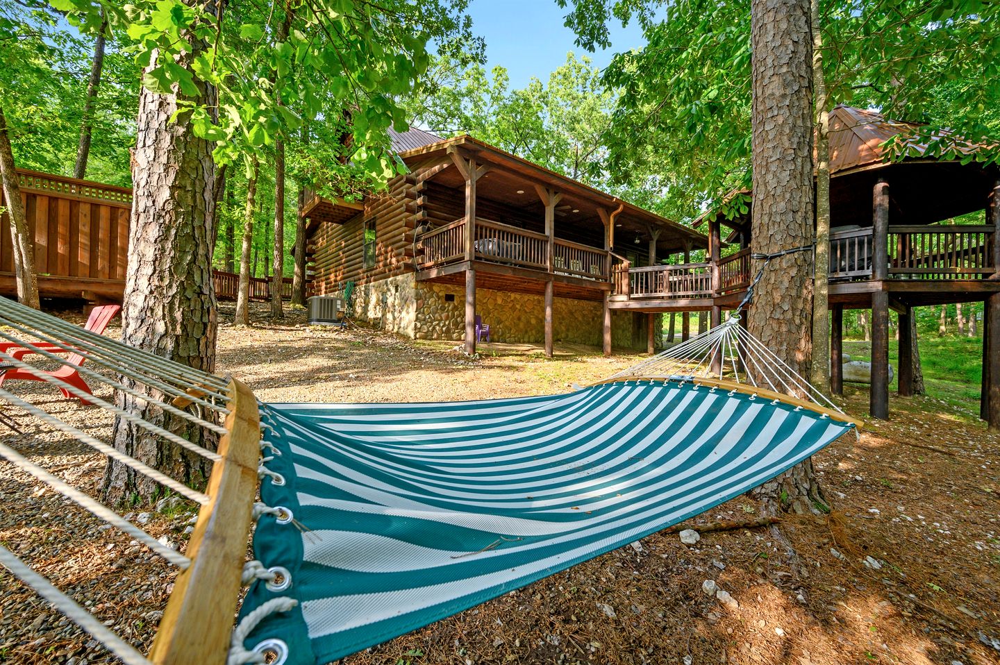 Gorgeous Spacious Log Cabin with Hot Tub Surrounded by Trees and Close to Broken Bow Lake in Hochatown, Oklahoma