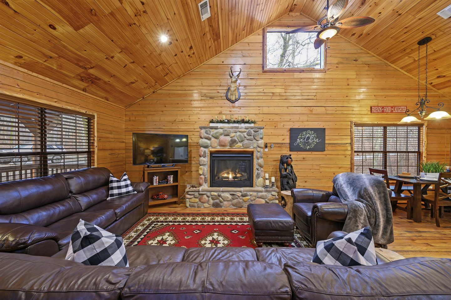 Gorgeous Spacious Log Cabin with Hot Tub Surrounded by Trees and Close to Broken Bow Lake in Hochatown, Oklahoma