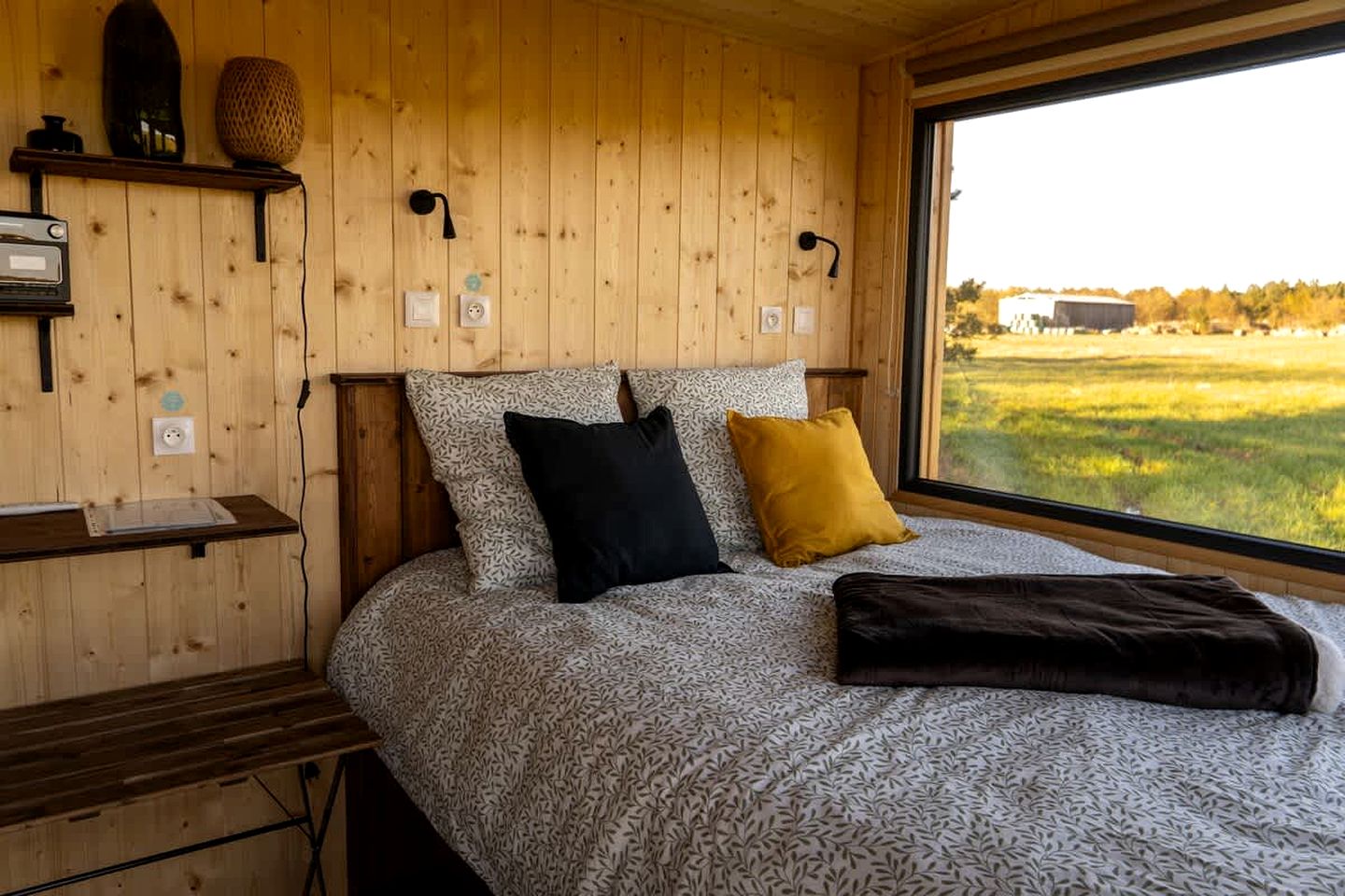 Charming Eco Retreat by a Pond near Loire Valley Castles, Billy, France