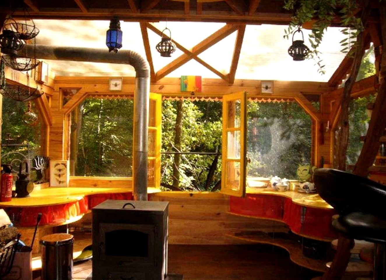 Rustic Tree House Rental for a Remote Holiday near Ussel, France