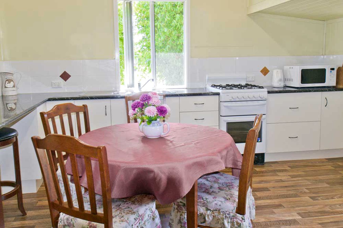 Family-Friendly Cottage Rental on 150-Acres of Farmland in Kingaroy, Queensland