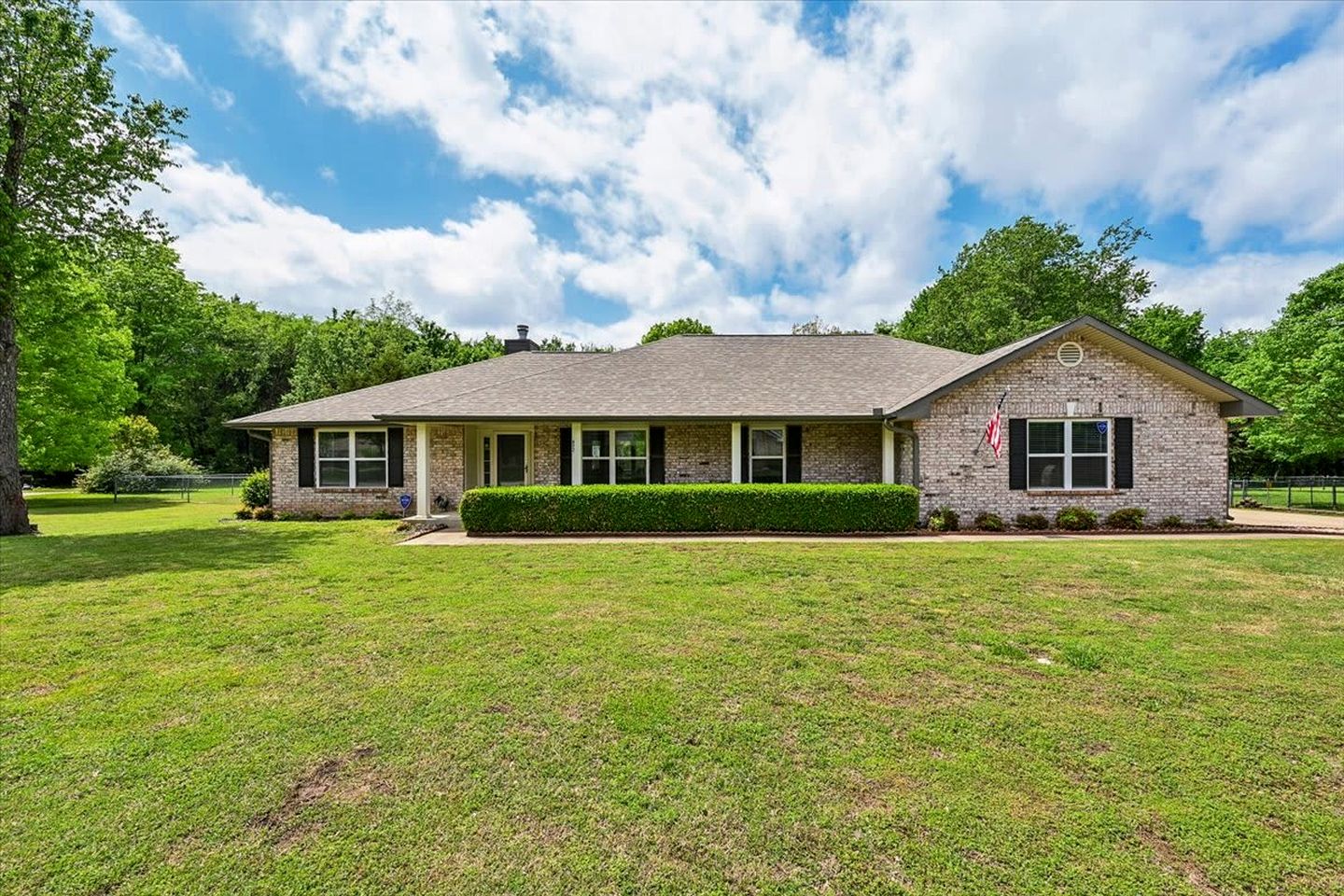 Serene Getaway with Fireplace, Grill & Outdoor Lounge in Grove, Oklahoma