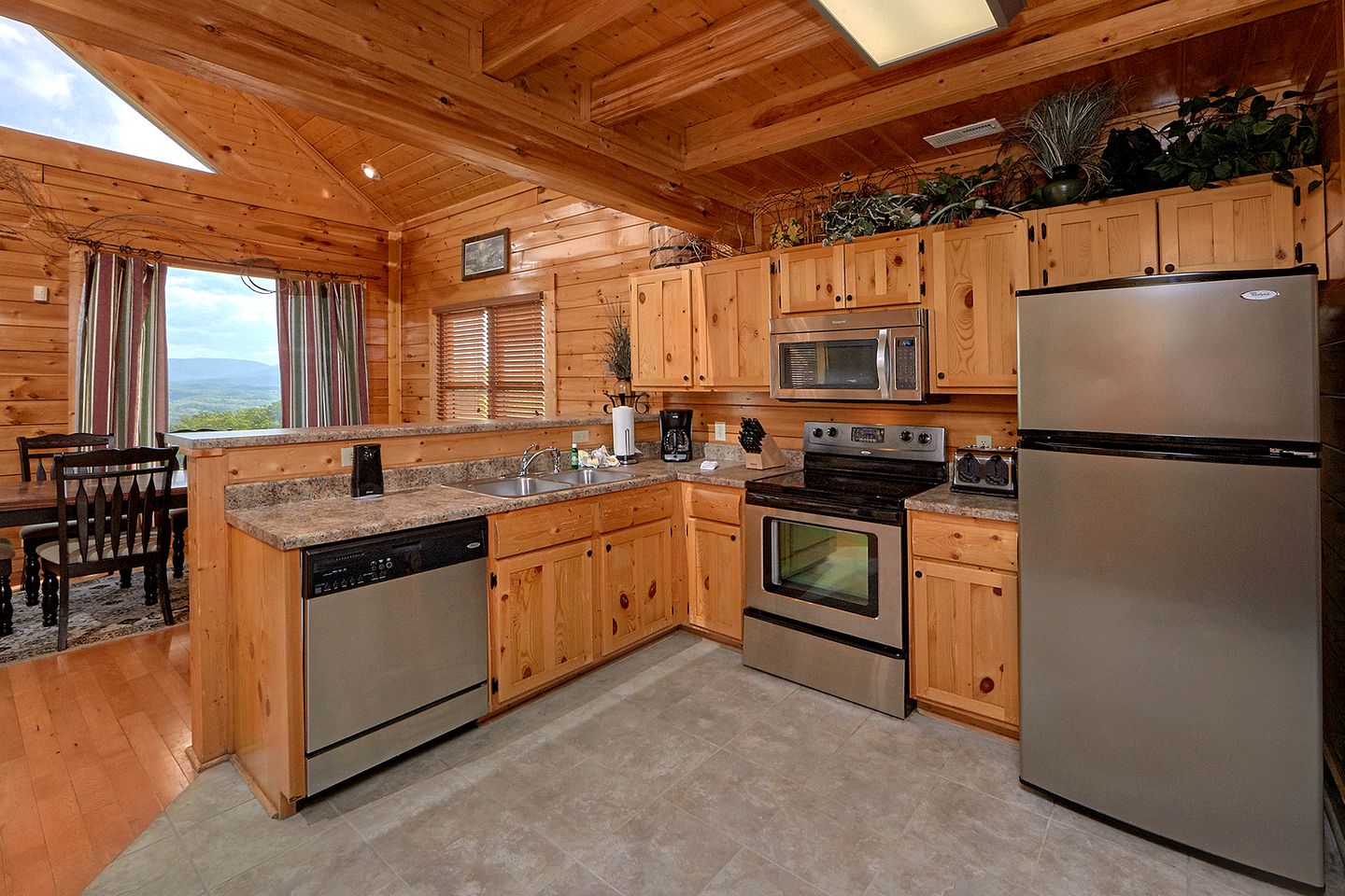 Deluxe Great Smoky Mountains Cabin Ideal for Family Getaways in Tennessee