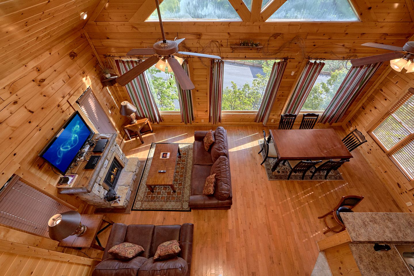 Deluxe Great Smoky Mountains Cabin Ideal for Family Getaways in Tennessee